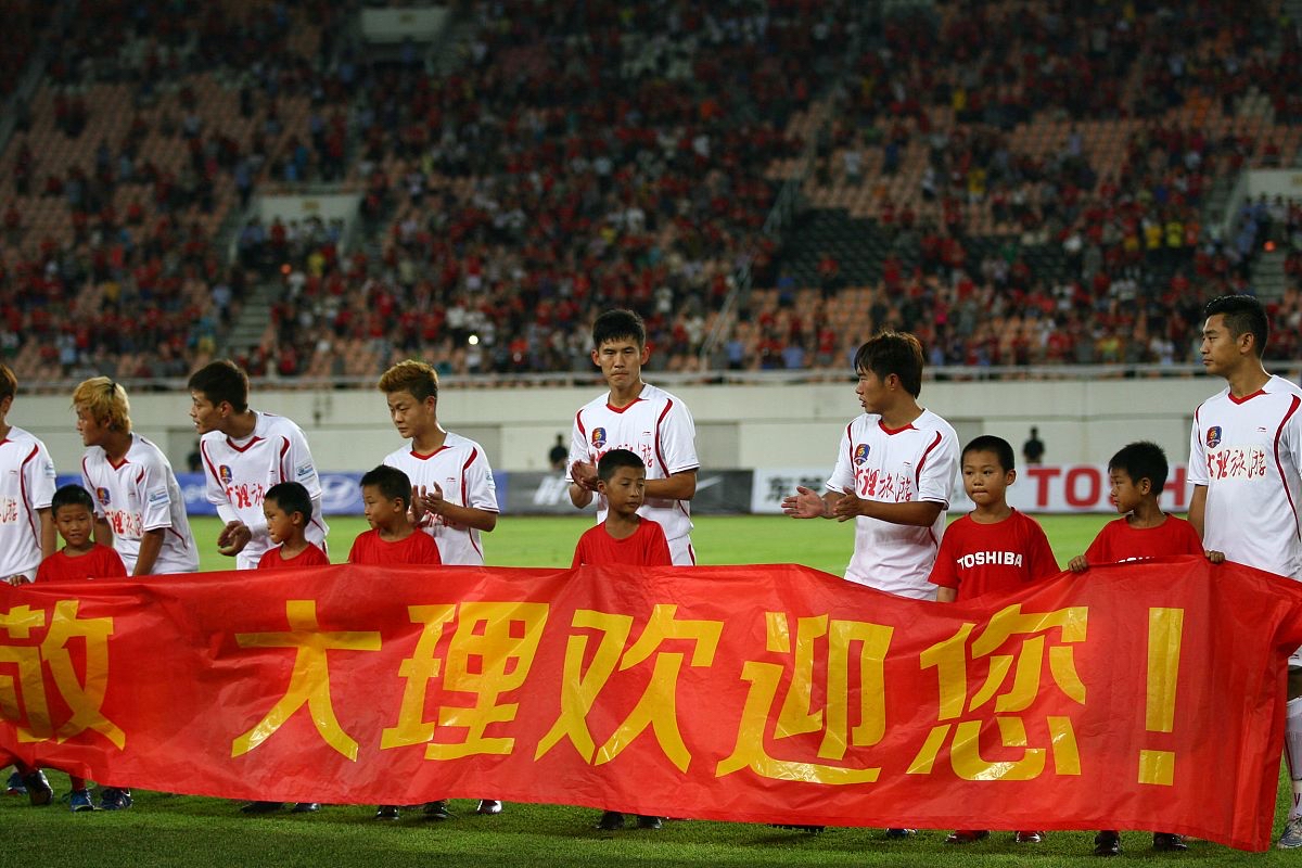 比赛期间发生激烈对抗:球员拼尽全力取胜 比赛期间发生激烈对抗:球员拼尽全力取胜