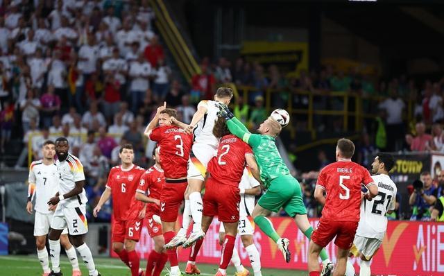 东道主英格兰摘得欧洲杯小组赛头名 东道主英格兰摘得欧洲杯小组赛头名