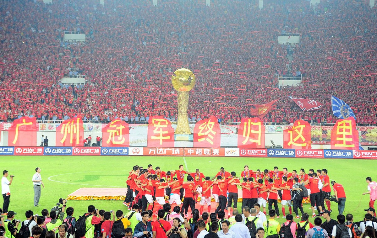 爱体育官方网站-足球对抗赛的激烈氛围吸引众多观众入场