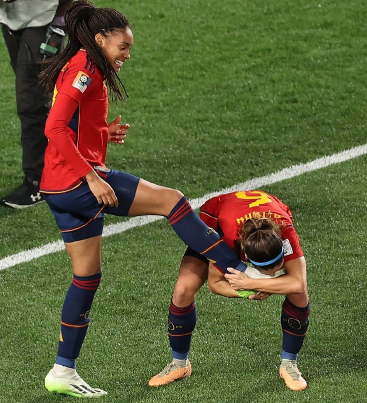 爱体育官网-西班牙女足队员尽展实力，逆转取胜