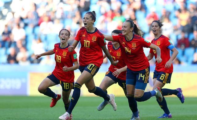 西班牙女足队员尽展实力，逆转取胜