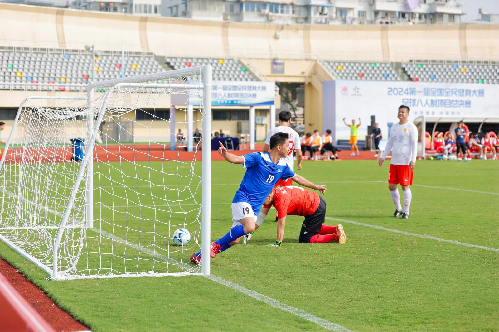 爱体育官网-国际足球大赛悬念丛生,胜负扑朔迷离