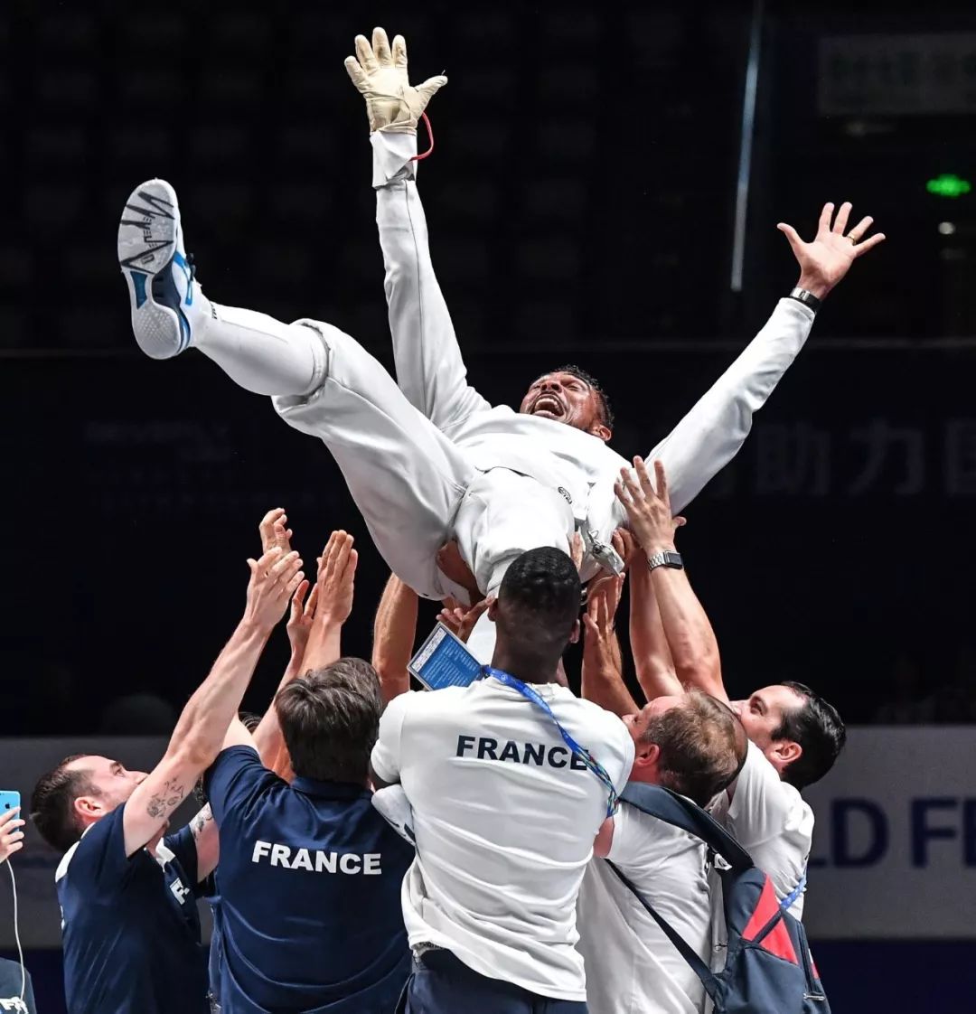 爱体育-意大利击剑选手技压群雄，斩获银牌