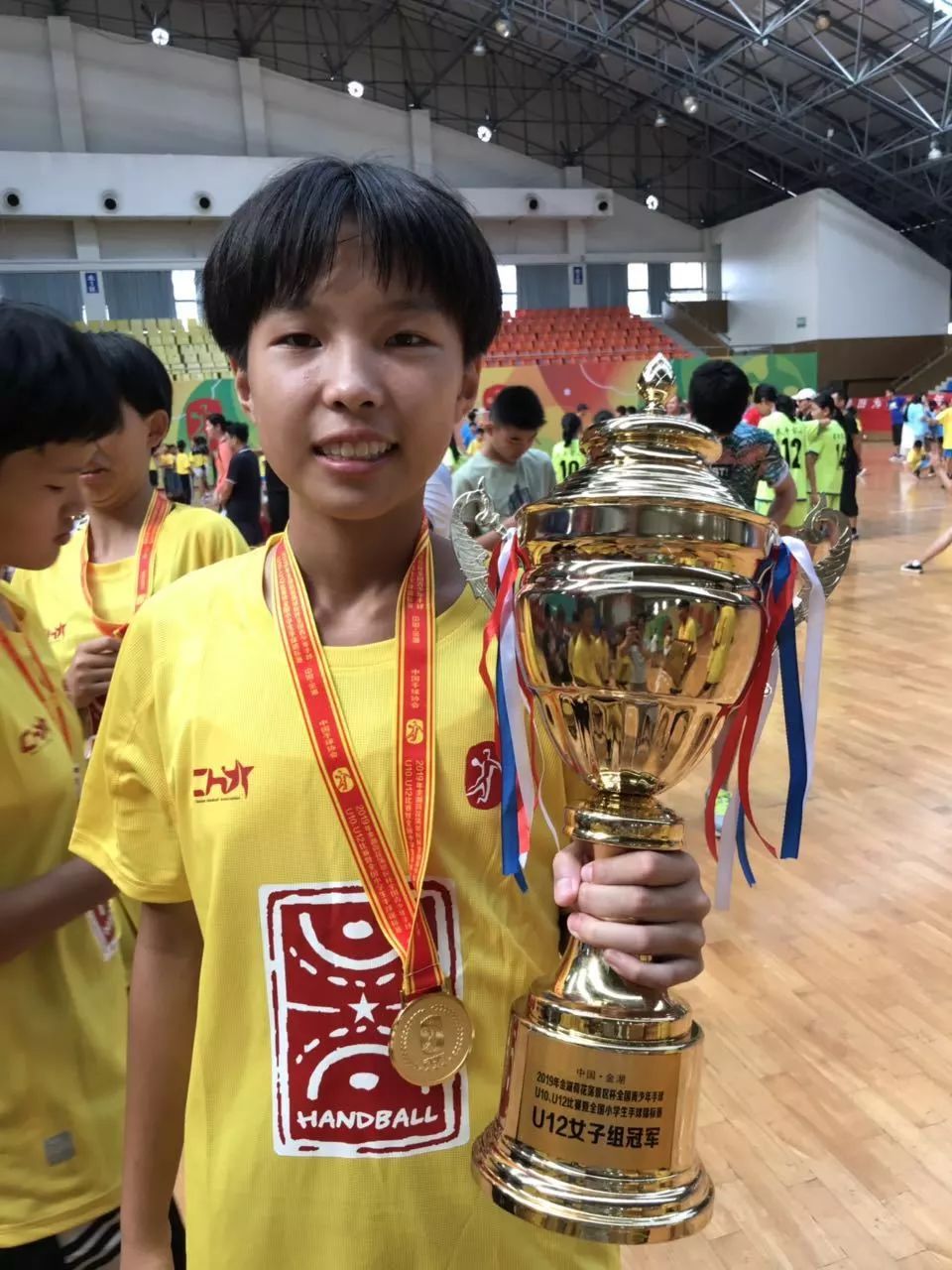 爱体育-鬼斧神工!手球选手技艺精湛