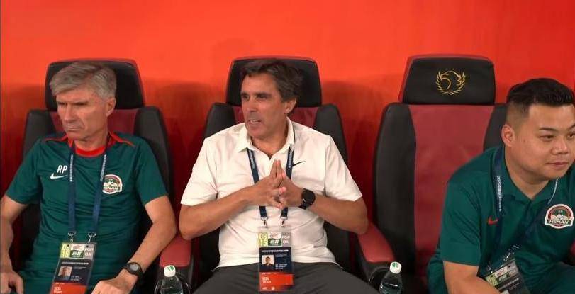 黄队实力暴露无遗,横扫对手登顶 黄队实力暴露无遗,横扫对手登顶