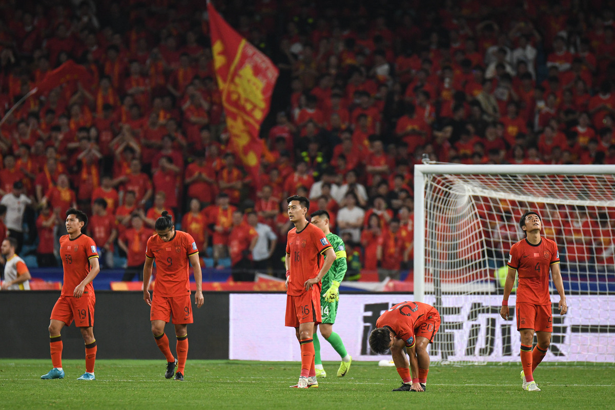 热血男足对抗赛激动人心令人震撼 热血男足对抗赛激动人心令人震撼