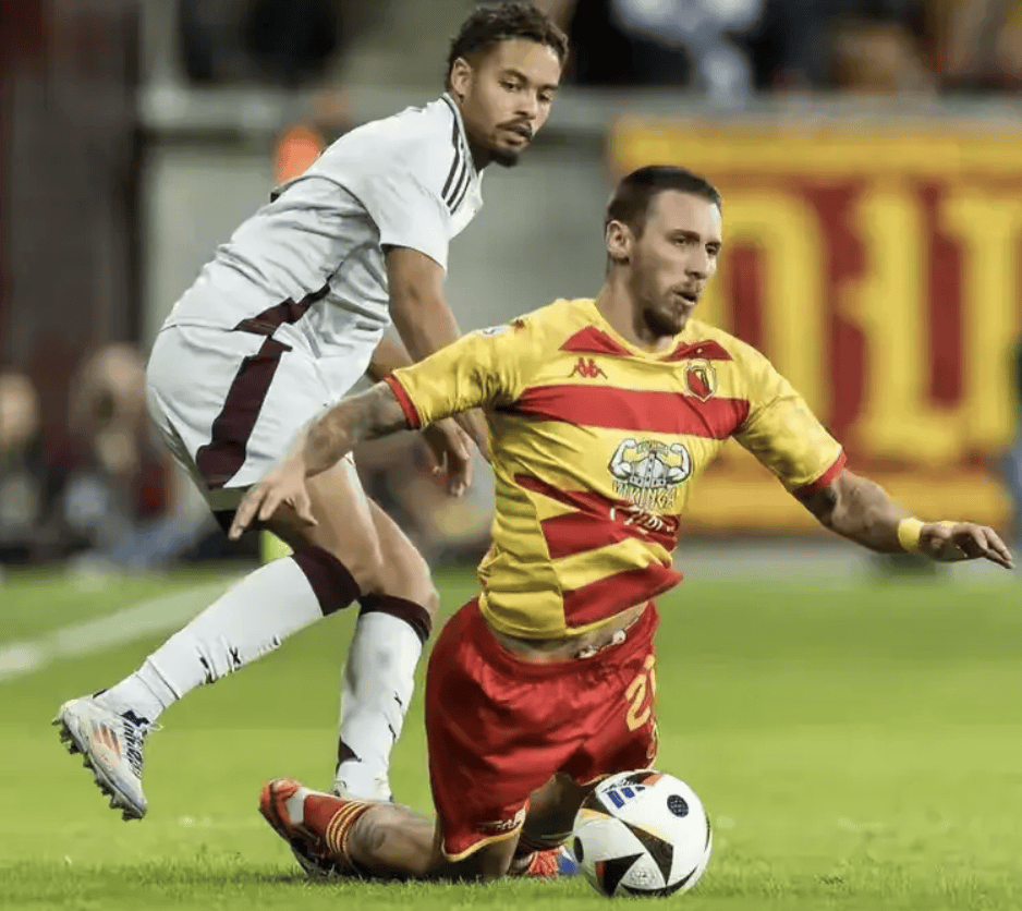 爱体育官网-阿贾克斯在主场逼平对手,难解难分