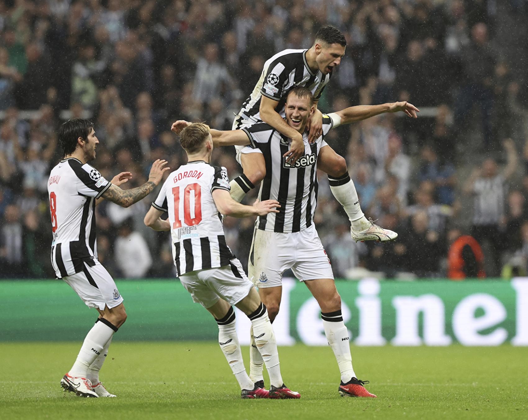 足球俱乐部胜利庆祝,成全球焦点 足球俱乐部胜利庆祝,成全球焦点