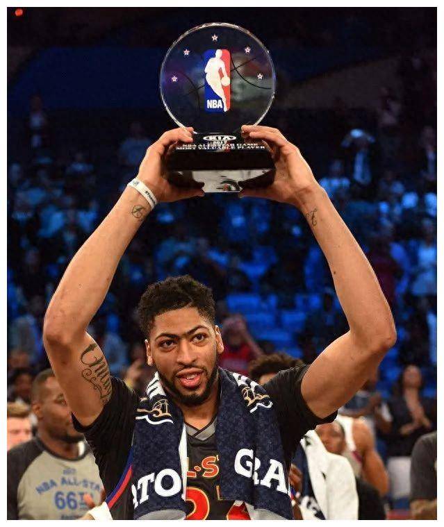 爱体育官方网站-篮球明星在比赛中大放异彩，获得高分