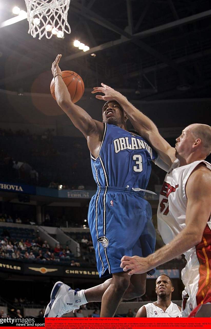 篮球明星在比赛中大放异彩，获得高分