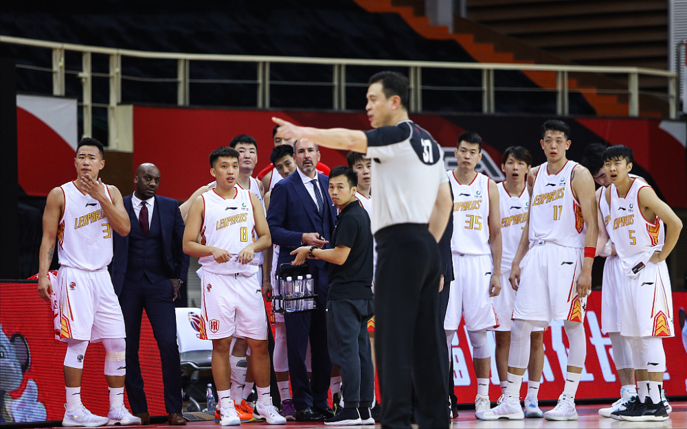 爱体育-申鑫对阵富力:强强对话,势均力敌争夺胜利