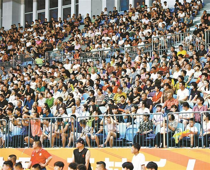 爱体育官方网站-比赛现场气氛火爆,观众热情高涨欢呼不断