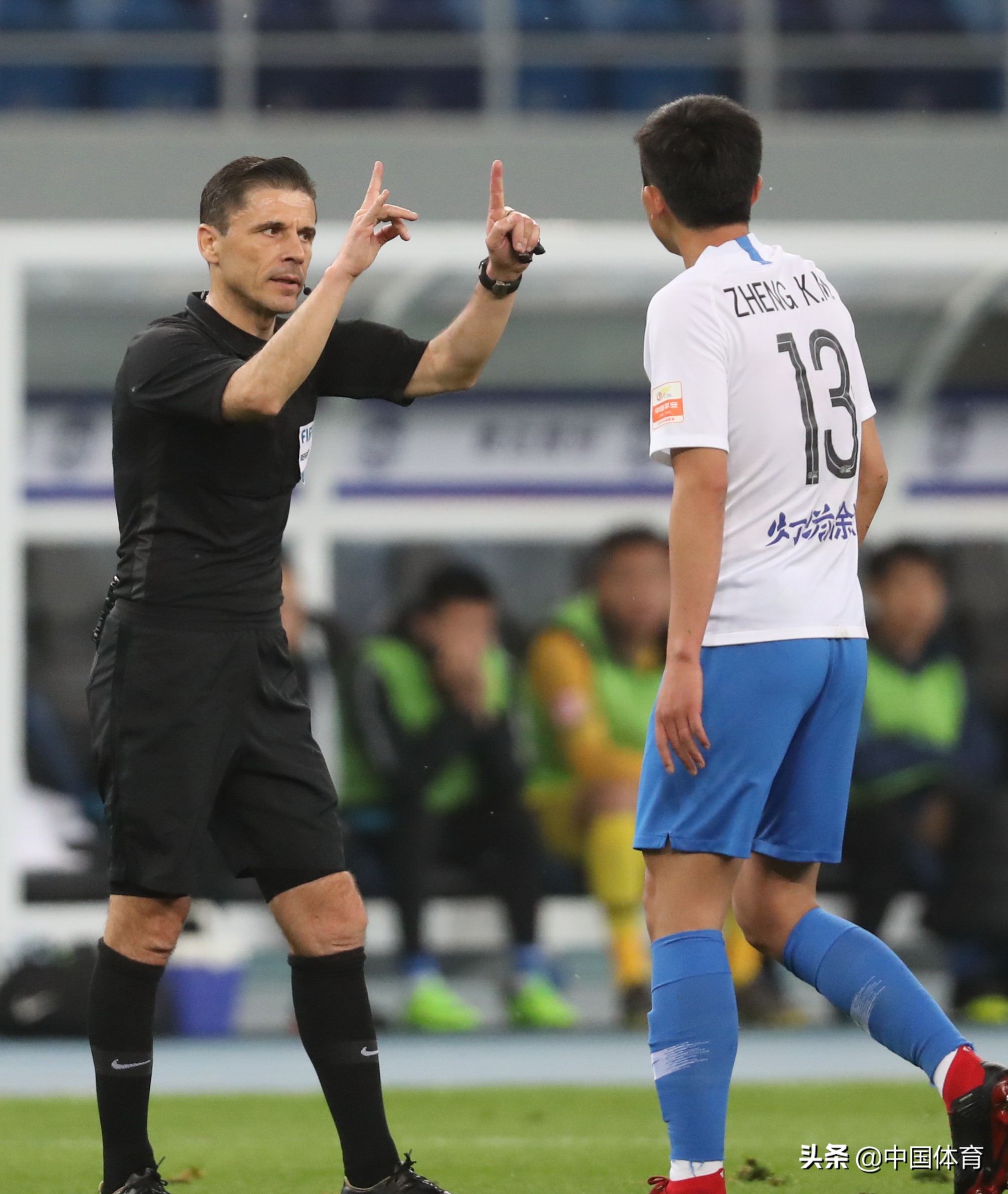 天津泰达球员严格训练备战下一轮比赛 天津泰达球员严格训练备战下一轮比赛