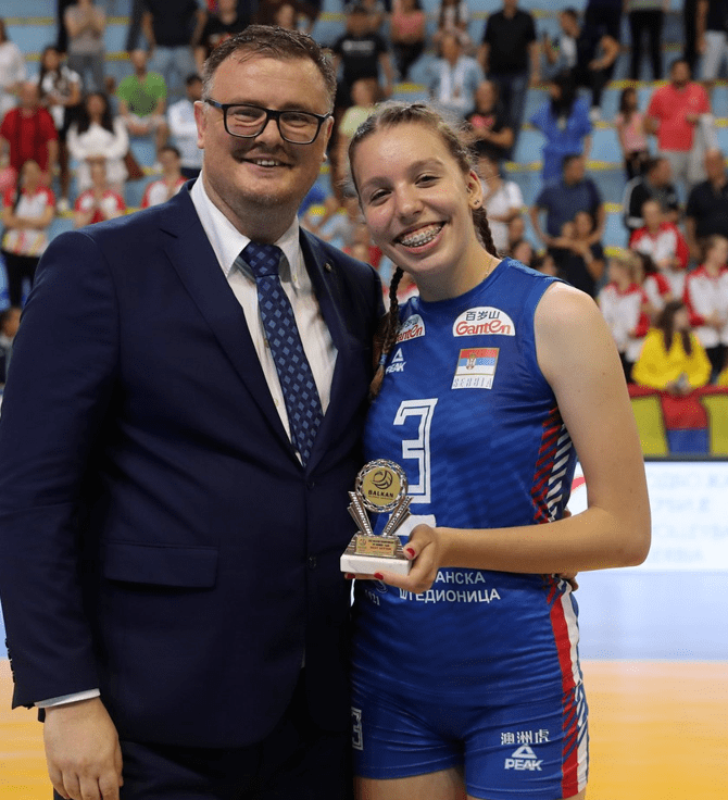 爱体育-塞尔维亚选手勇夺第五，激情拥抱