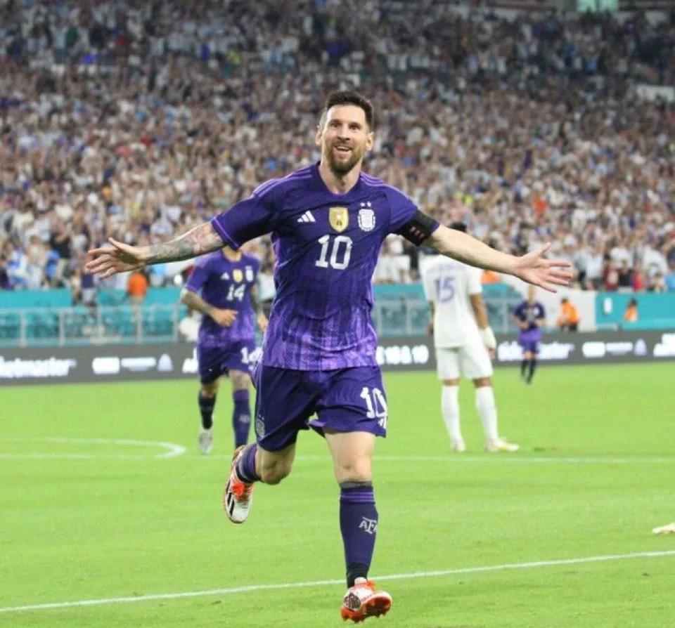 阿根廷男子网球运动员纵横赛场,尽展风采 阿根廷男子网球运动员纵横赛场,尽展风采