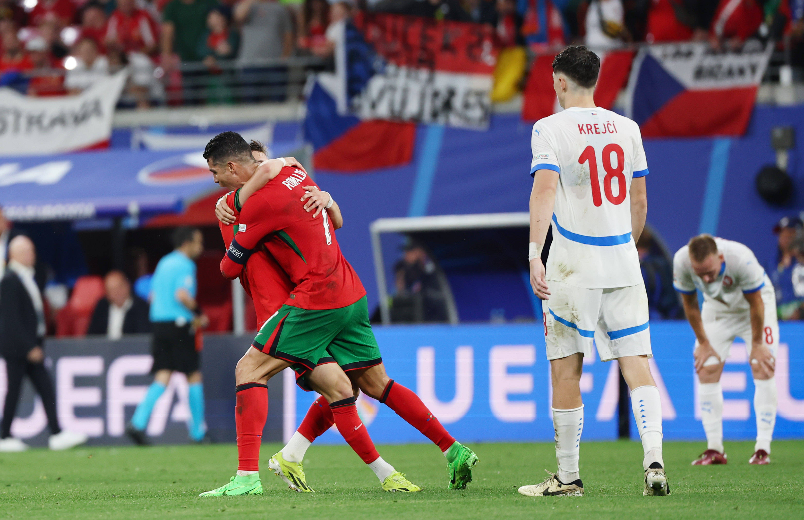 全世界球迷瞩目!荷兰队对决捷克队 全世界球迷瞩目!荷兰队对决捷克队