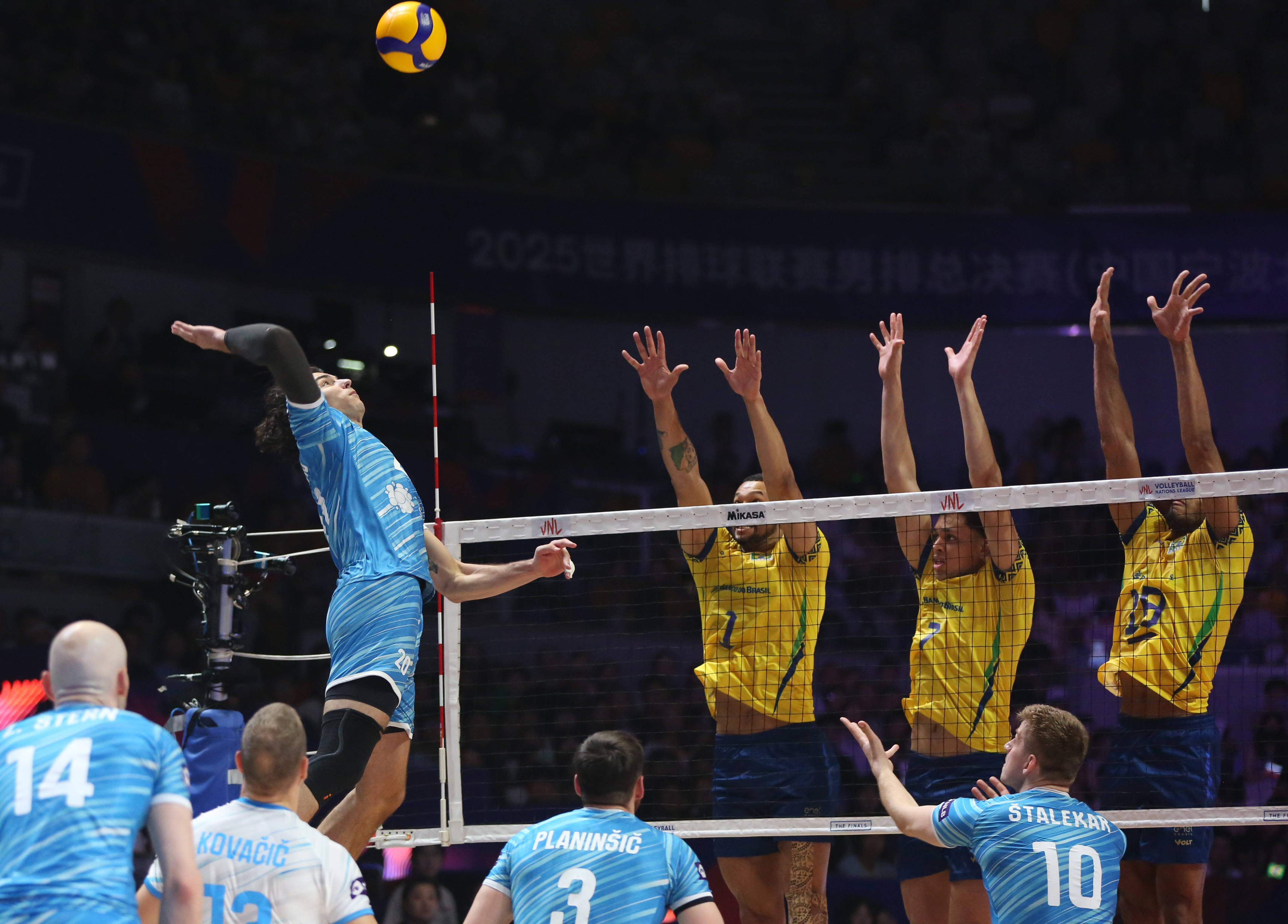 巴西代表团在排球比赛中取得胜利