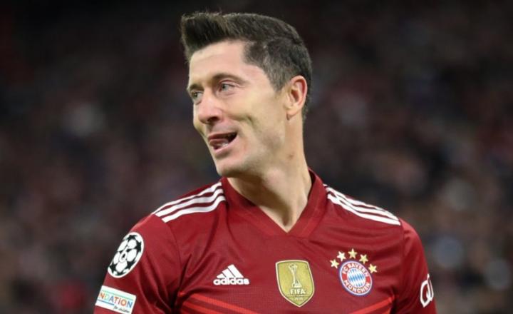 爱体育官网-阿贾克斯险胜，莱万多夫斯基破坏平局