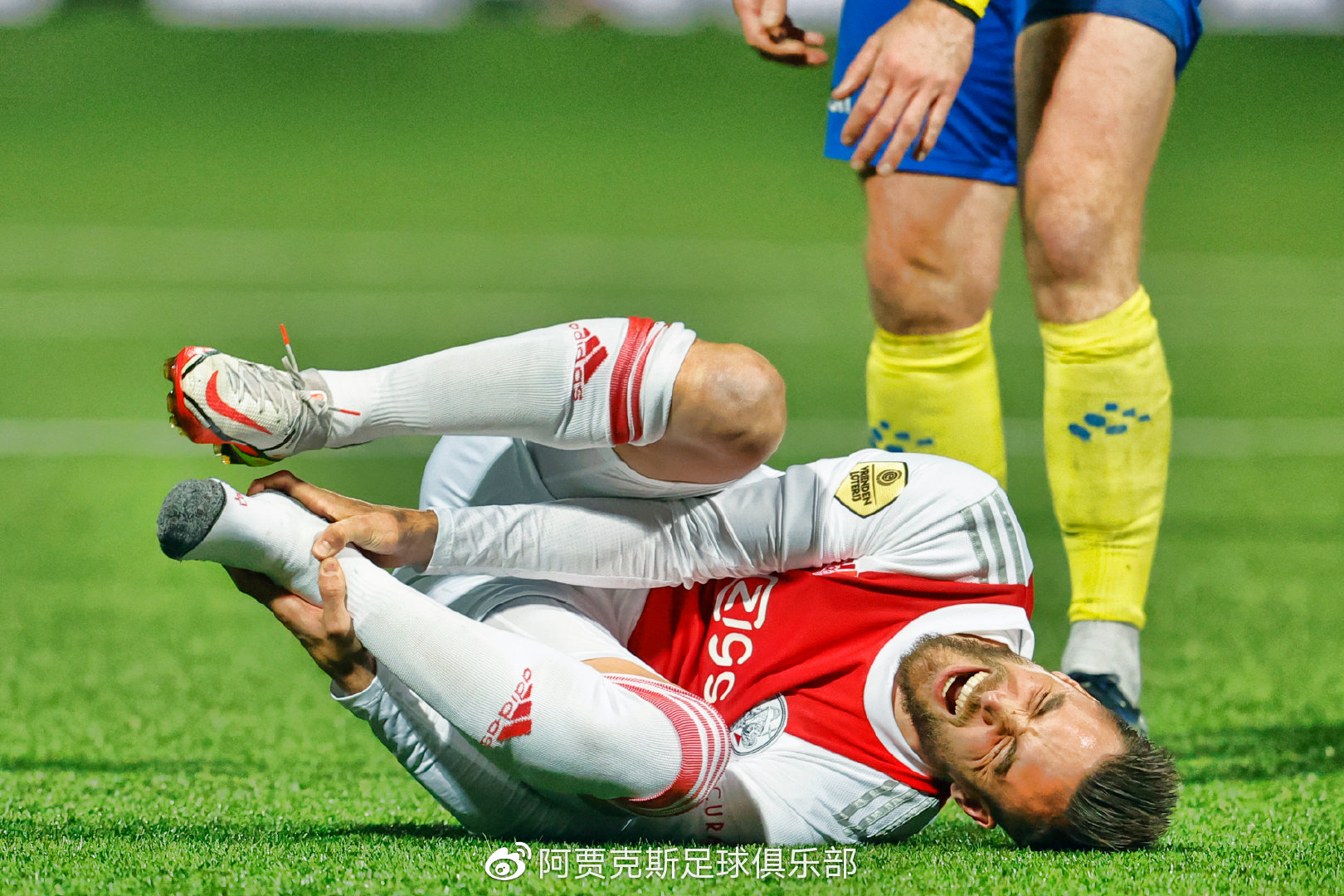 阿贾克斯险胜，莱万多夫斯基破坏平局