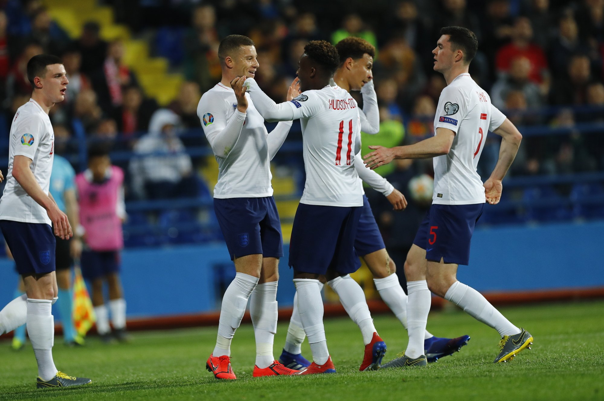 爱体育官网-英格兰大凯希腊完胜,欧预赛风云变幻不已