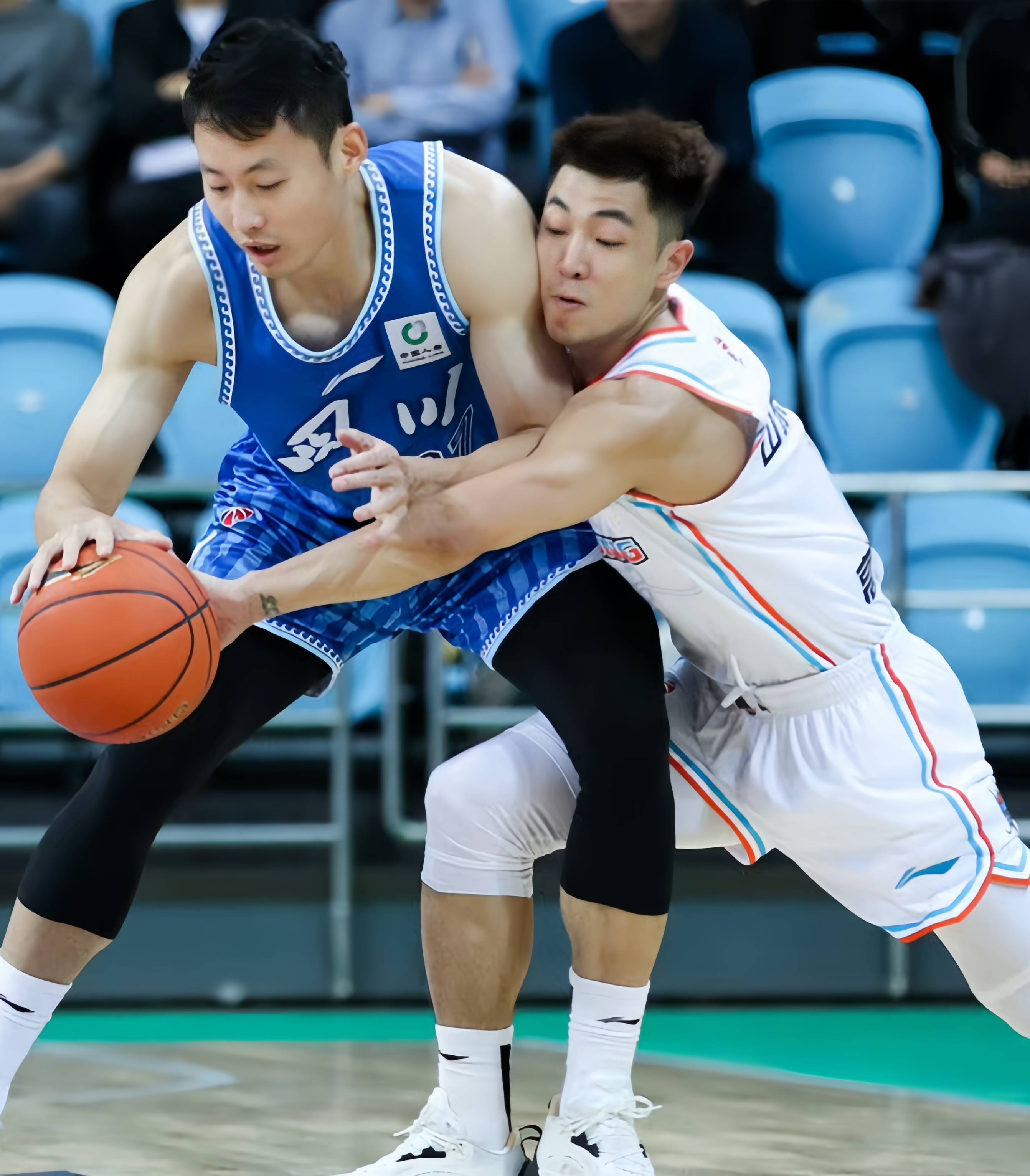 国内篮球赛场上又一场精彩对决 国内篮球赛场上又一场精彩对决