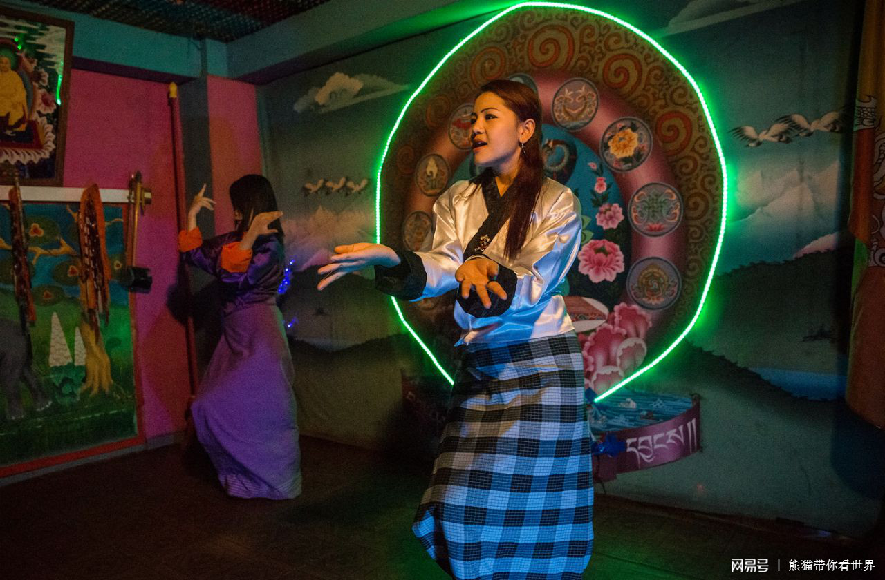 爱体育-不丹选手获得羽毛球冠军