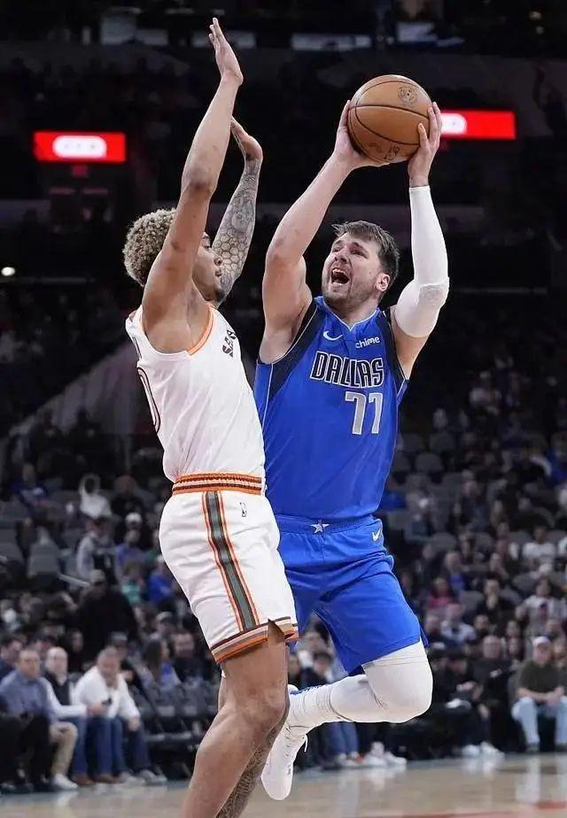 骑士客场大胜独行侠,全队表现抢眼 骑士客场大胜独行侠,全队表现抢眼