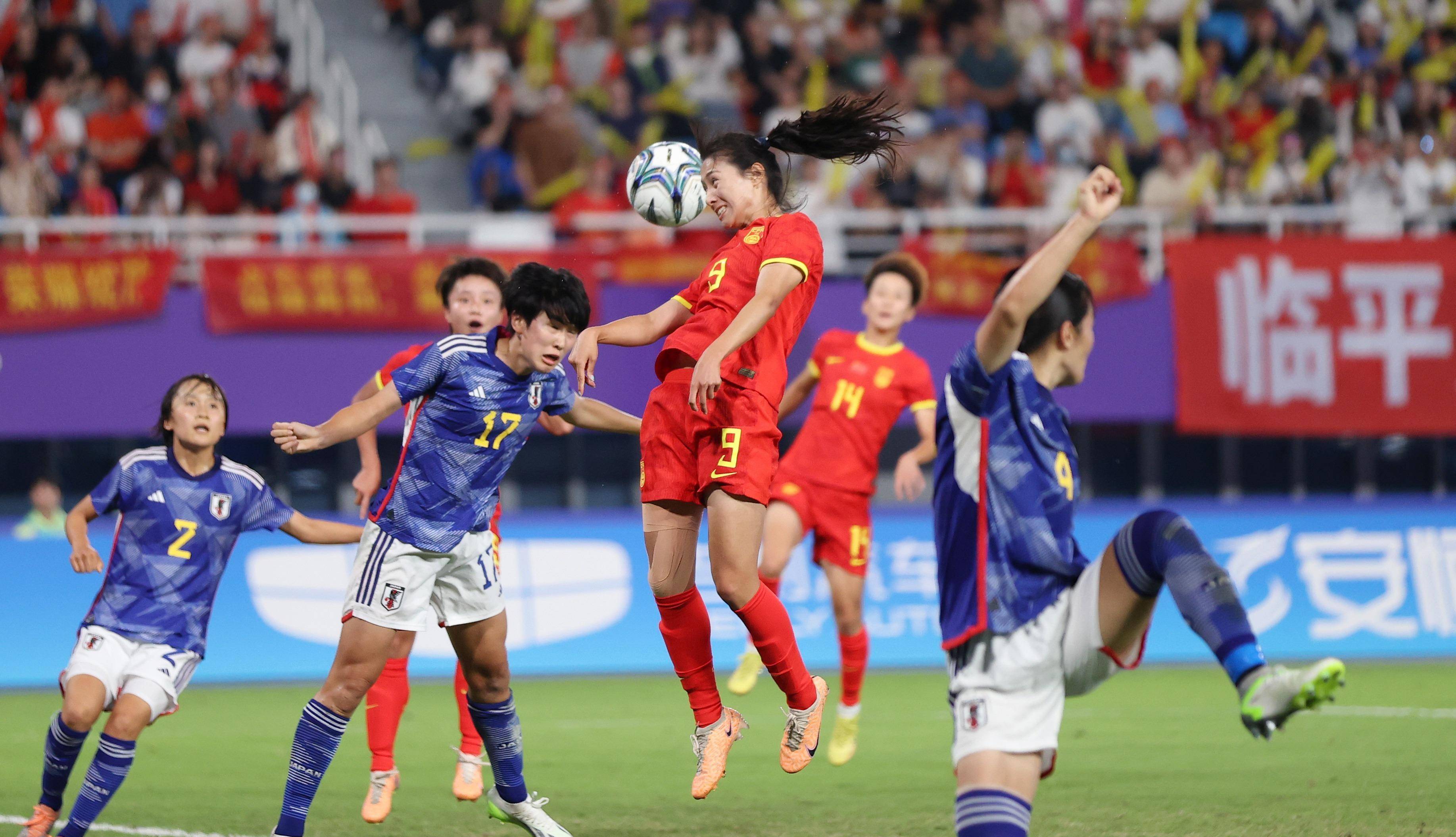 爱体育-国内足球比赛:女队员们奋勇拼搏