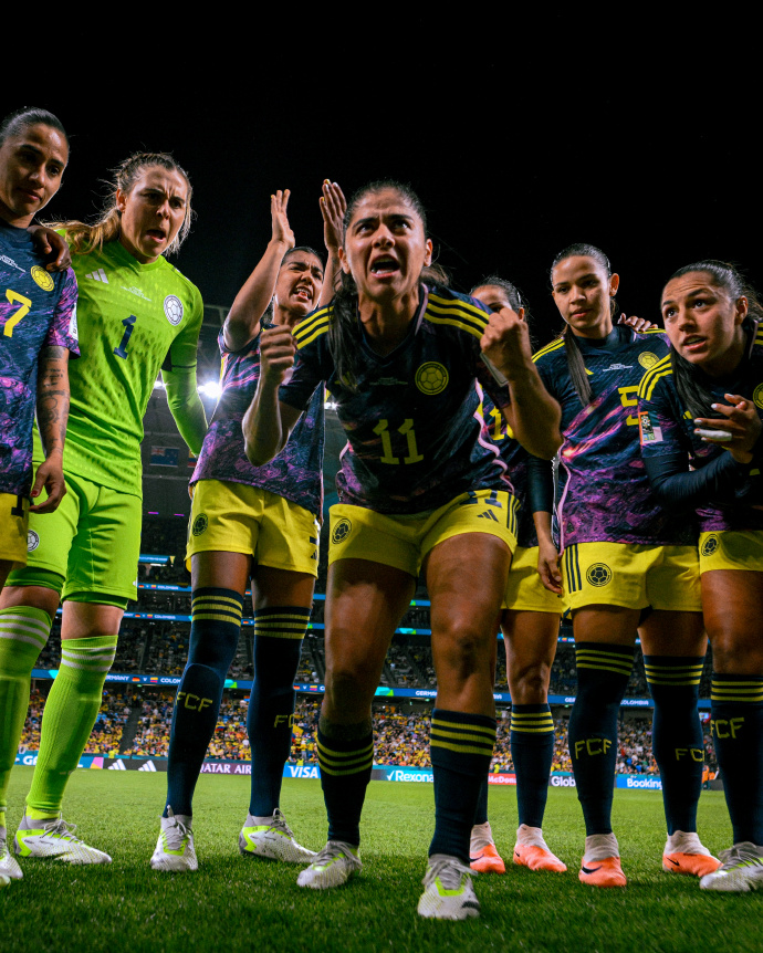 爱体育官网-新西兰女足队员奋勇拼搏，夺取比赛胜利