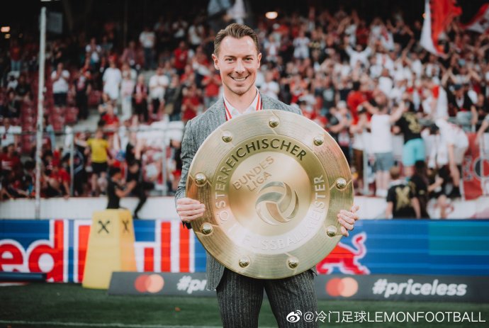 奥地利选手喜获奖杯,夺得射箭比赛大门票 奥地利选手喜获奖杯,夺得射箭比赛大门票