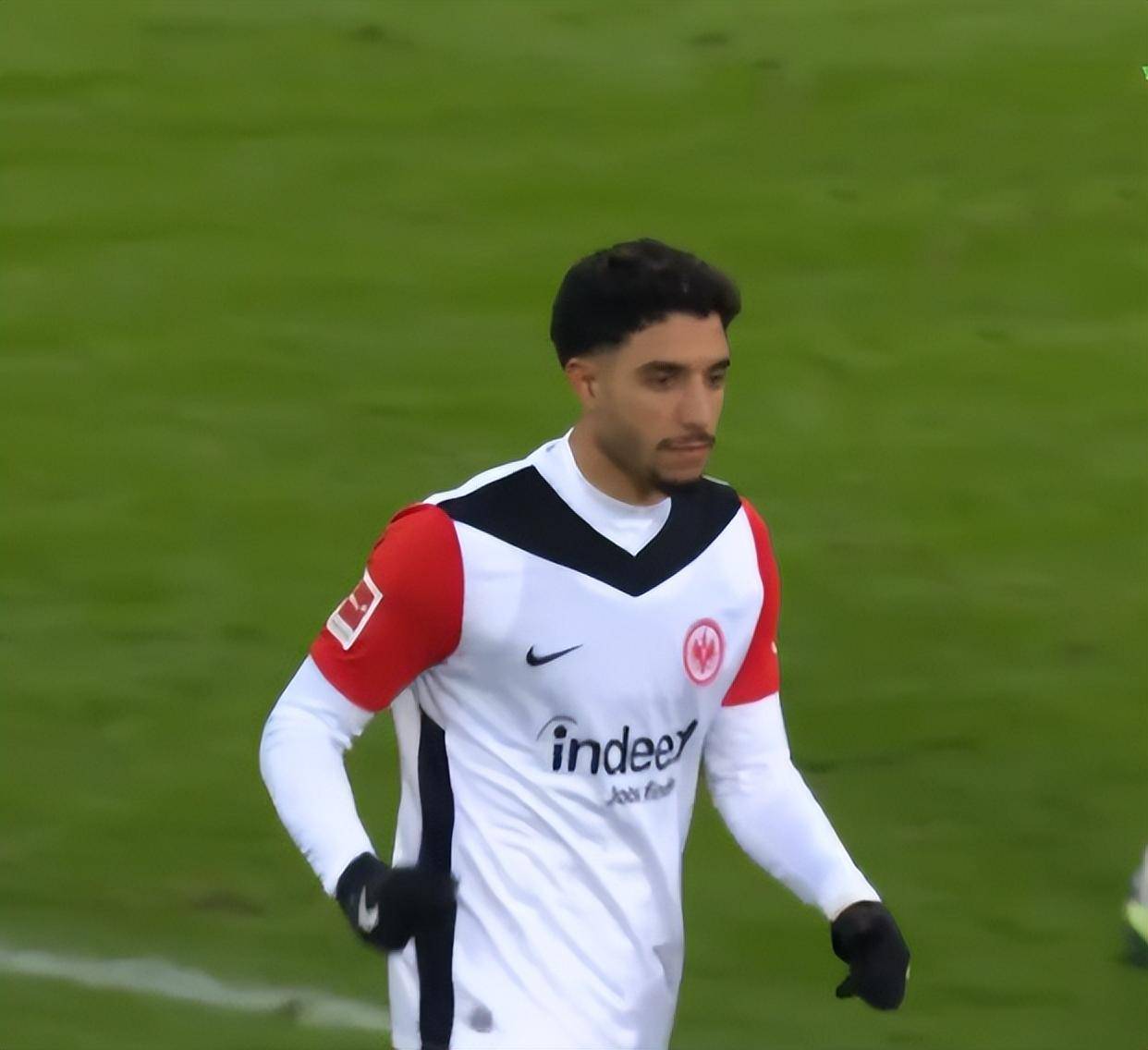 爱体育官网-效力法兰克福的球员表现出色，势不可挡